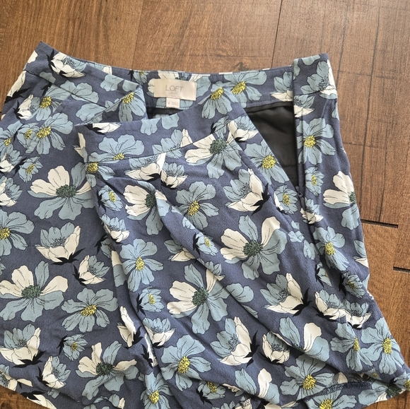 Loft Outlet Pleated Floral Shorts Size 6 - Picture 5 of 9